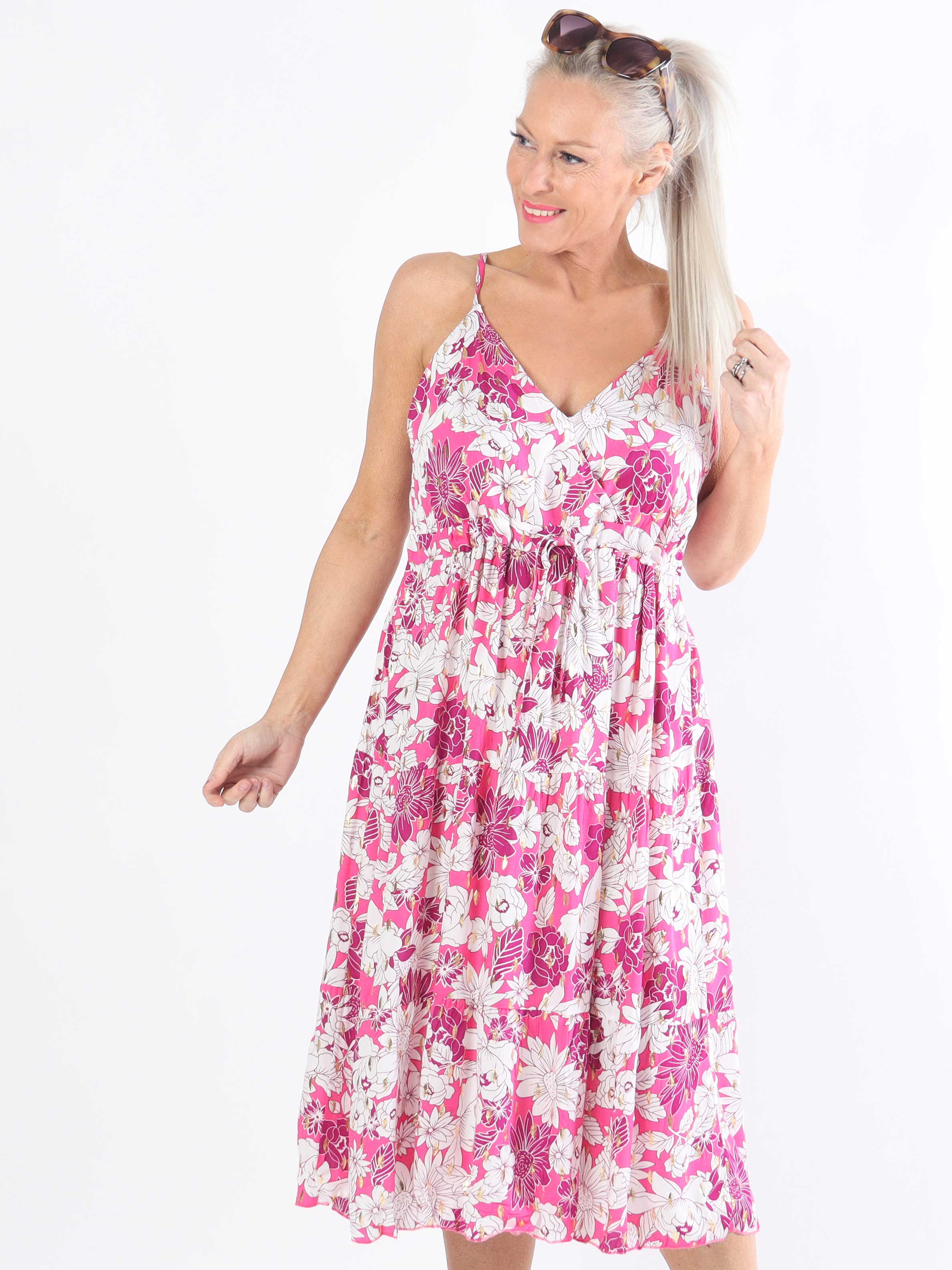 Lucie Flower Short - Plus size viskosbandklänning i blommigt tryck med v-ringning